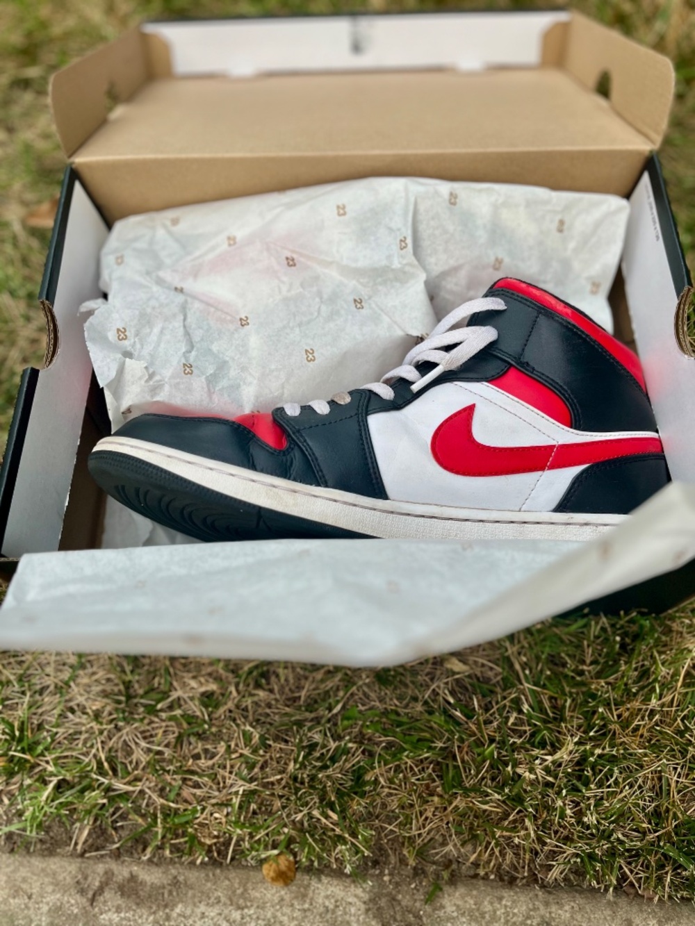 Jordan 1 Mid Bred Toe Size 11.5 Mens - Picture 3 of 7